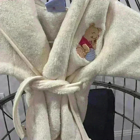 Disney Baby Hooded Winnie the Pooh’s ‘Pooh’ 2 pocket robe  3-6mo Great condition - Picture 3 of 7